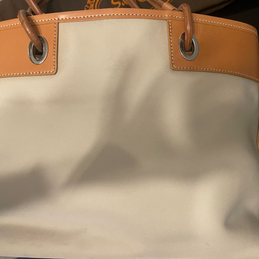 Tod's Elegant Tan and Cream Tote Bag - Picture 5 of 11